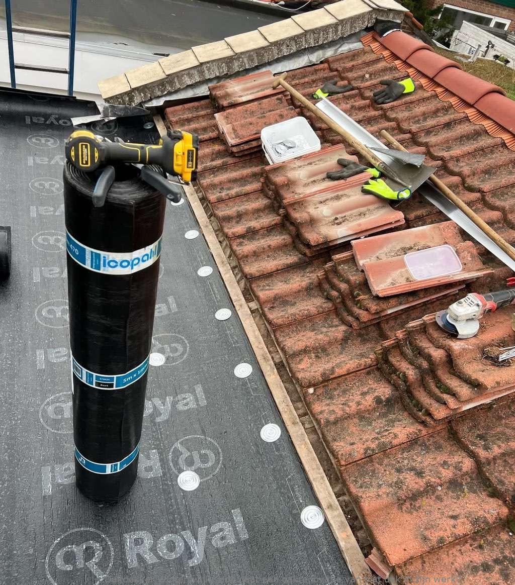 Hoe gaat een dakrenovatie van plat dak in zijn werk?